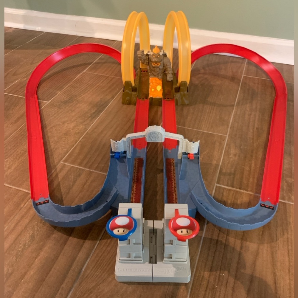 Hot Wheels Mario Kart Bowser’s Castle Track Set